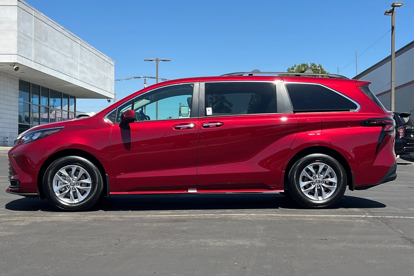 Certified 2026 Toyota Sienna XLE FWD image 6