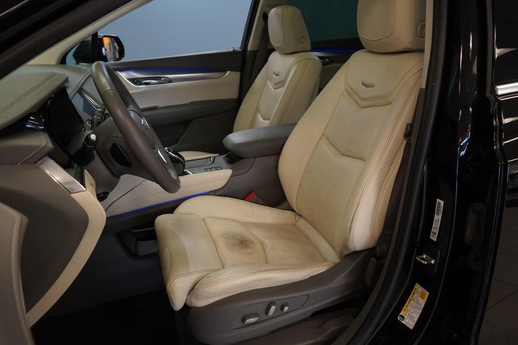 Used 2017 Cadillac XT5 Premium Luxury w/ Advanced Security Package AWD/4WD image 3