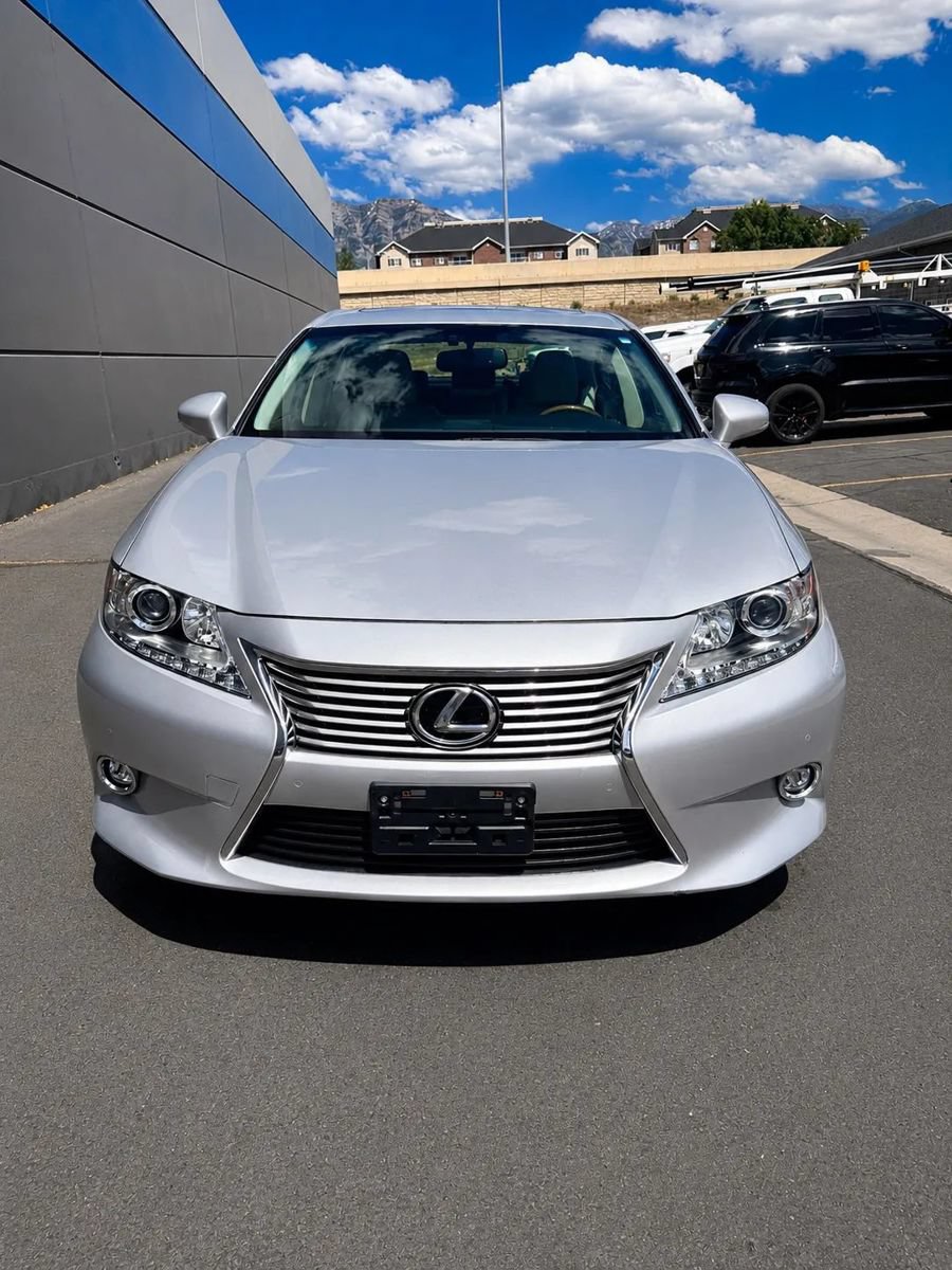 Used 2014 Lexus ES 350 w/ Luxury Package FWD image 2