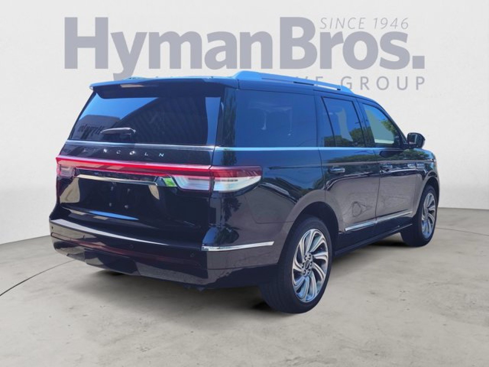 Used 2023 Lincoln Navigator Reserve AWD/4WD image 3