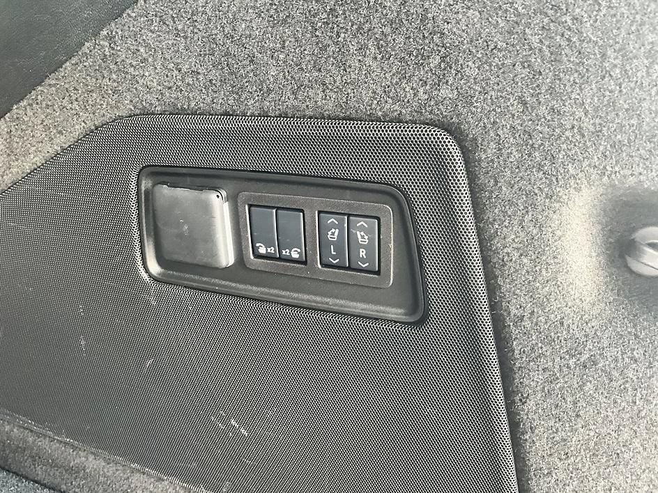Used 2026 Cadillac Escalade ESV Luxury w/ LPO, Floor Liner Package AWD/4WD image 10