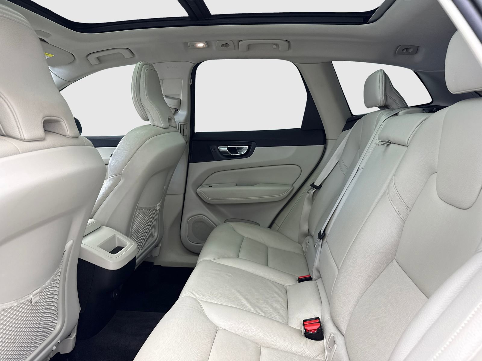 Used 2022 Volvo XC60 B5 Momentum w/ Protection Package Premier FWD image 39