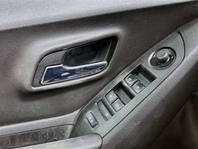 Used 2018 Chevrolet Trax LT w/ LT Convenience Package AWD/4WD image 16