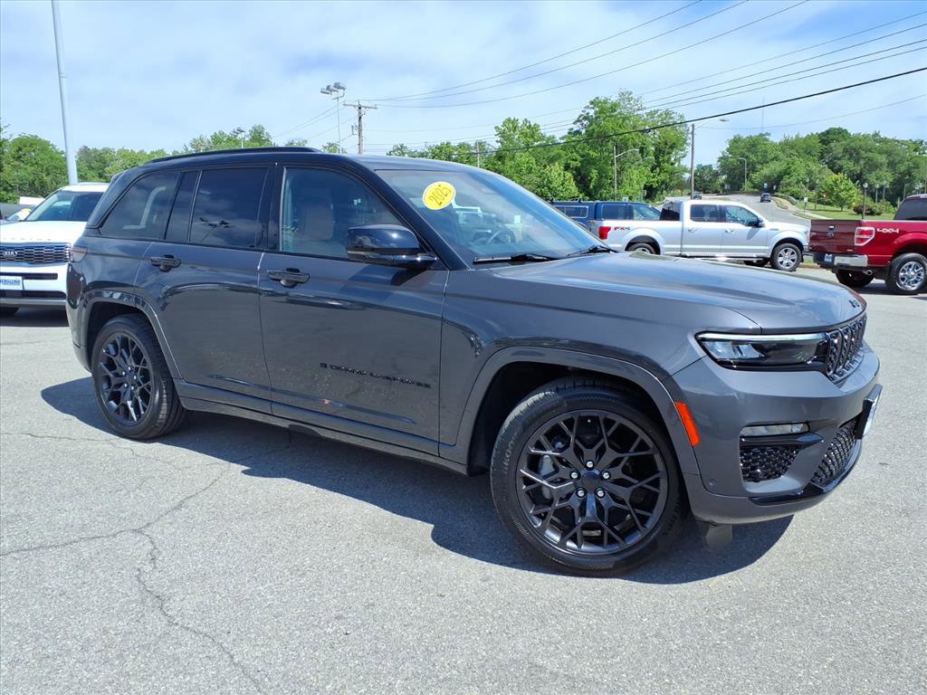 Used 2025 Jeep Grand Cherokee Summit w/ Obsidian Package AWD/4WD image 2