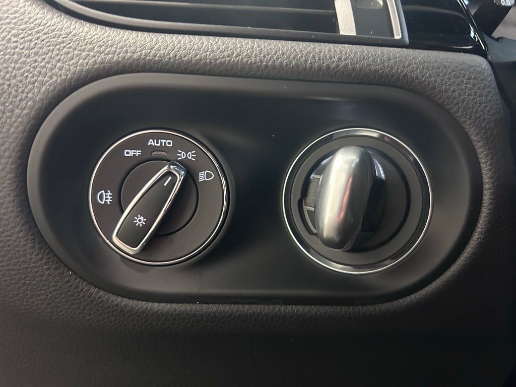 Certified 2023 Porsche Macan Turbo AWD/4WD image 11