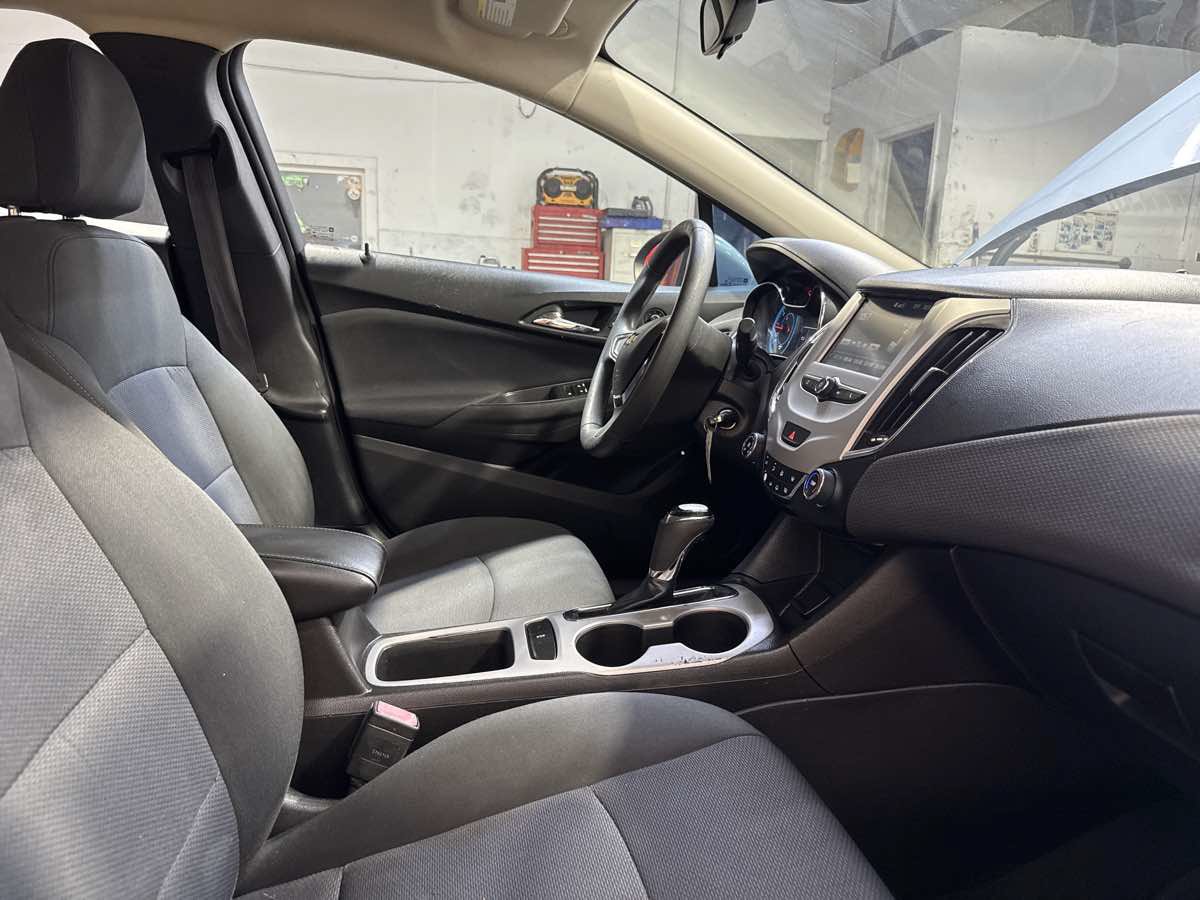 Used 2017 Chevrolet Cruze LS FWD image 28