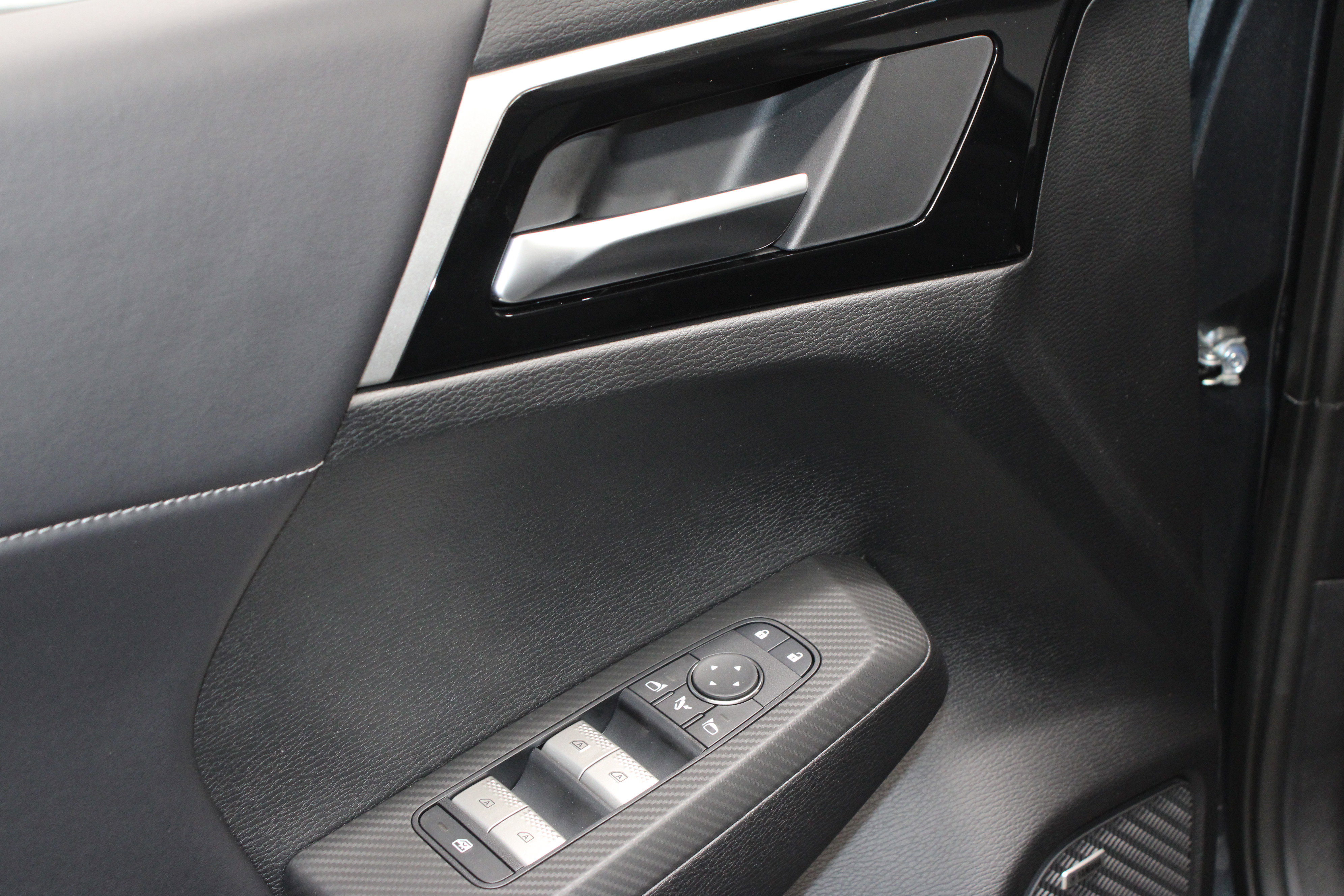 New 2025 Mitsubishi Outlander SE image 15