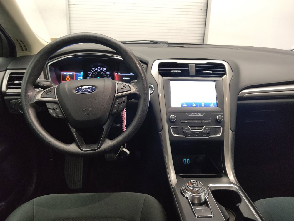Used 2020 Ford Fusion SE FWD image 22