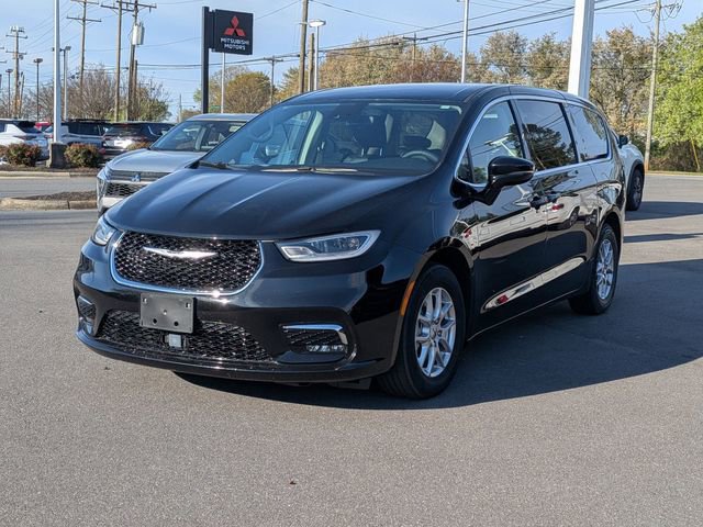 Used 2024 Chrysler Pacifica Touring-L image 8