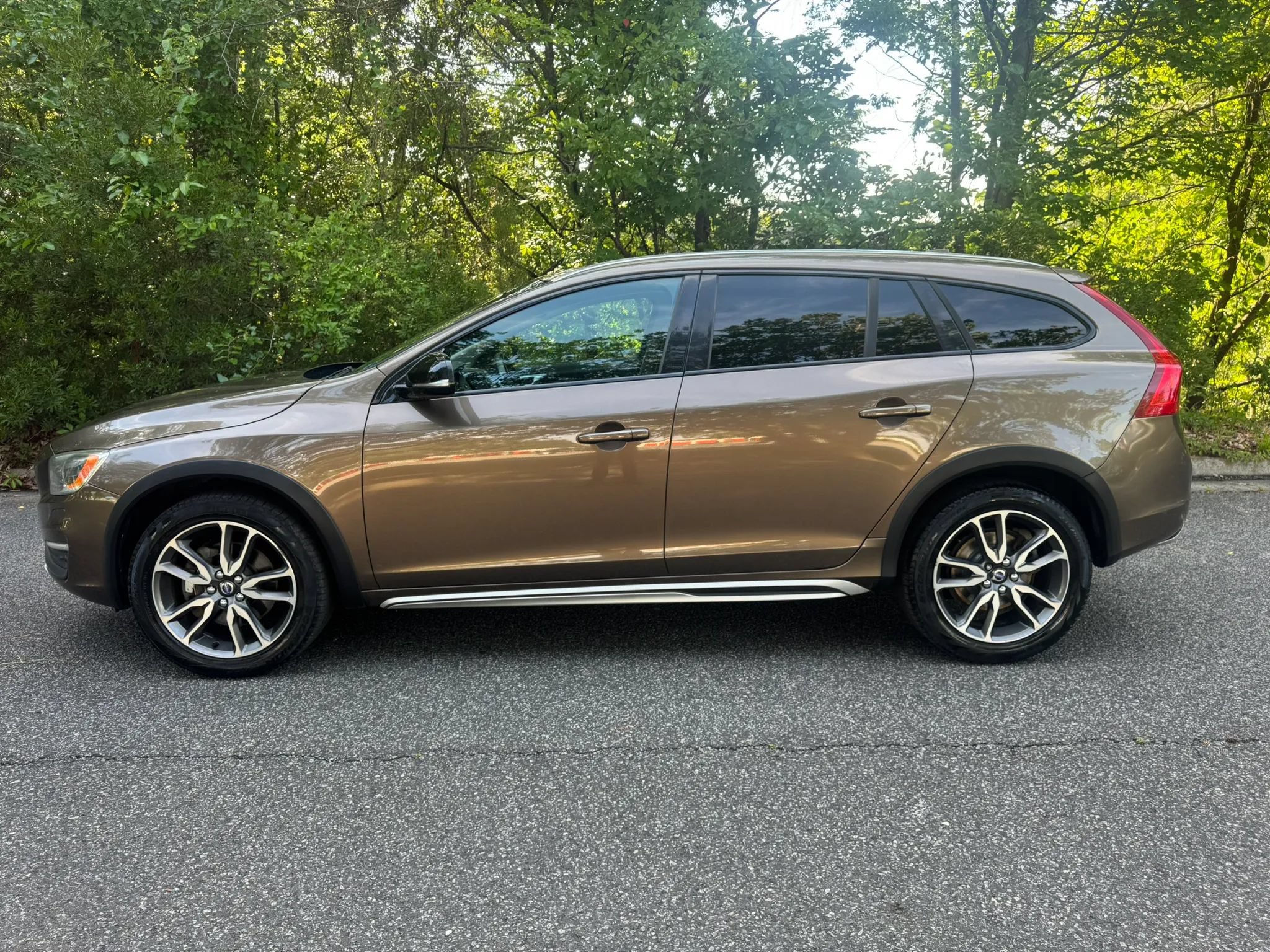 Used 2015 Volvo V60 T5 Cross Country Platinum AWD/4WD image 2