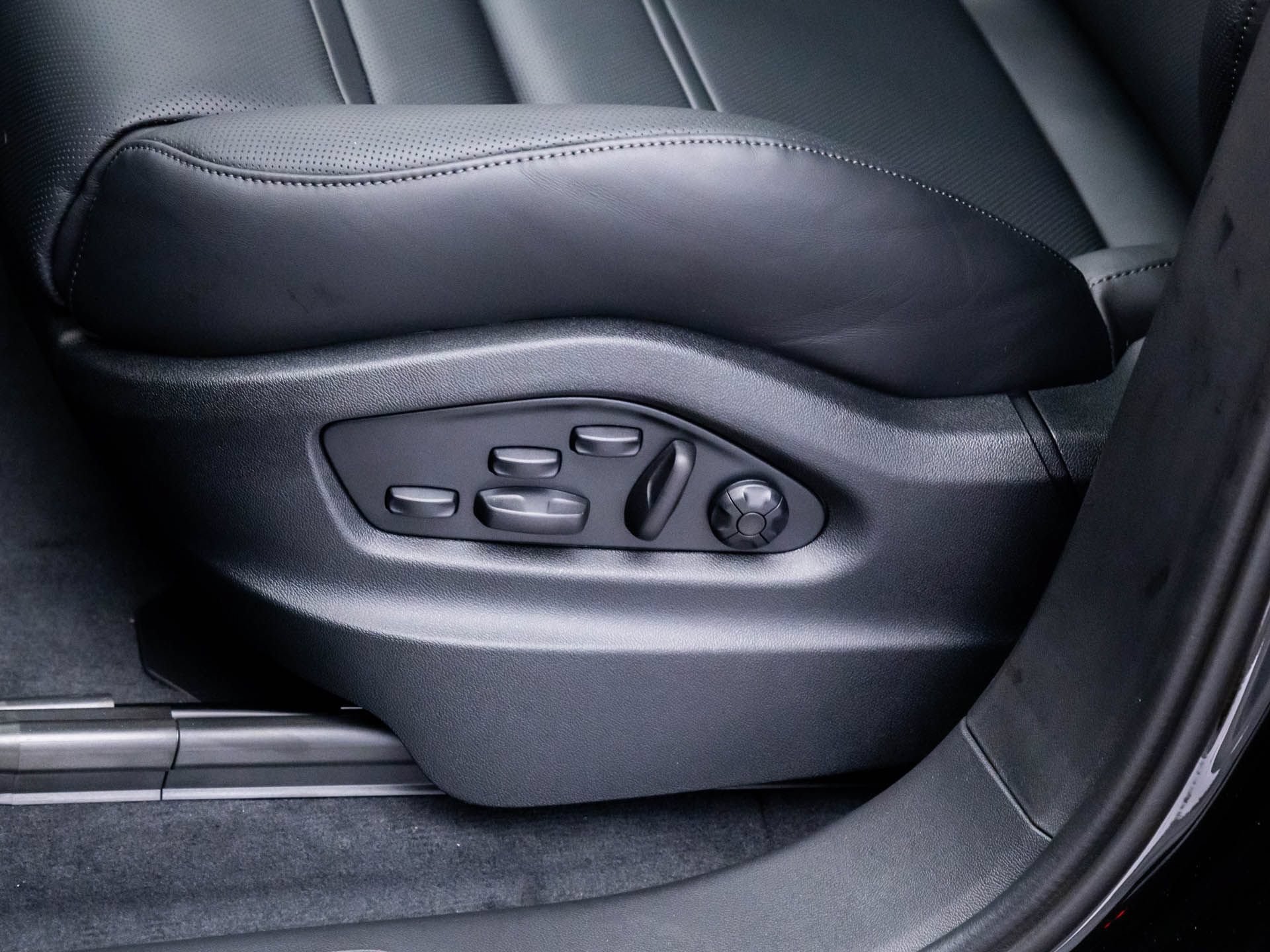 Certified 2025 Porsche Cayenne E-Hybrid Coupe AWD/4WD image 28