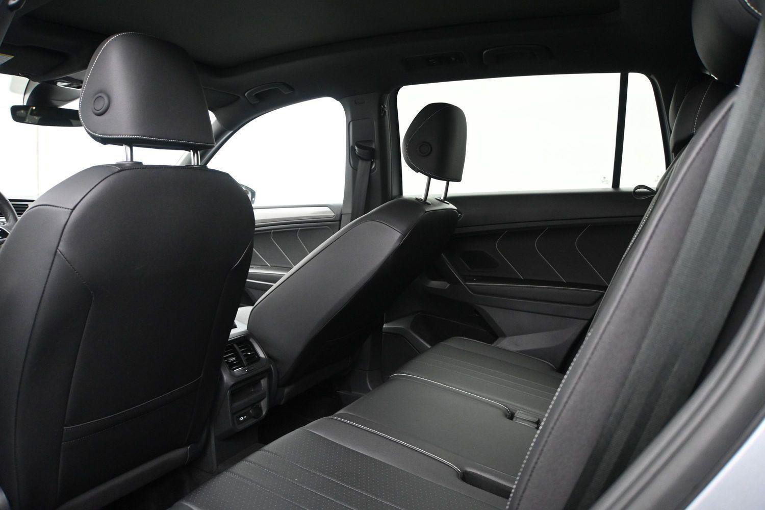Used 2024 Volkswagen Tiguan SE R-Line AWD/4WD image 9