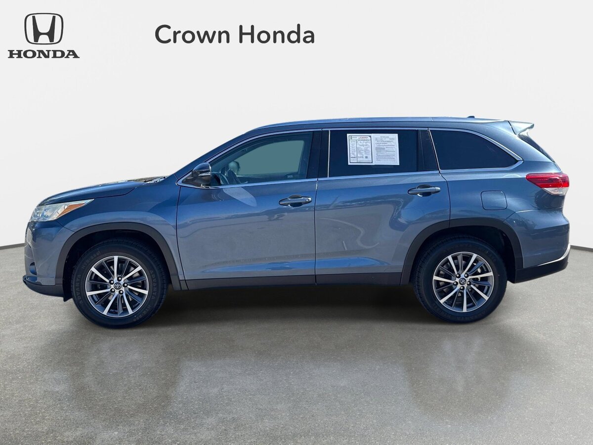 Used 2019 Toyota Highlander XLE FWD image 2