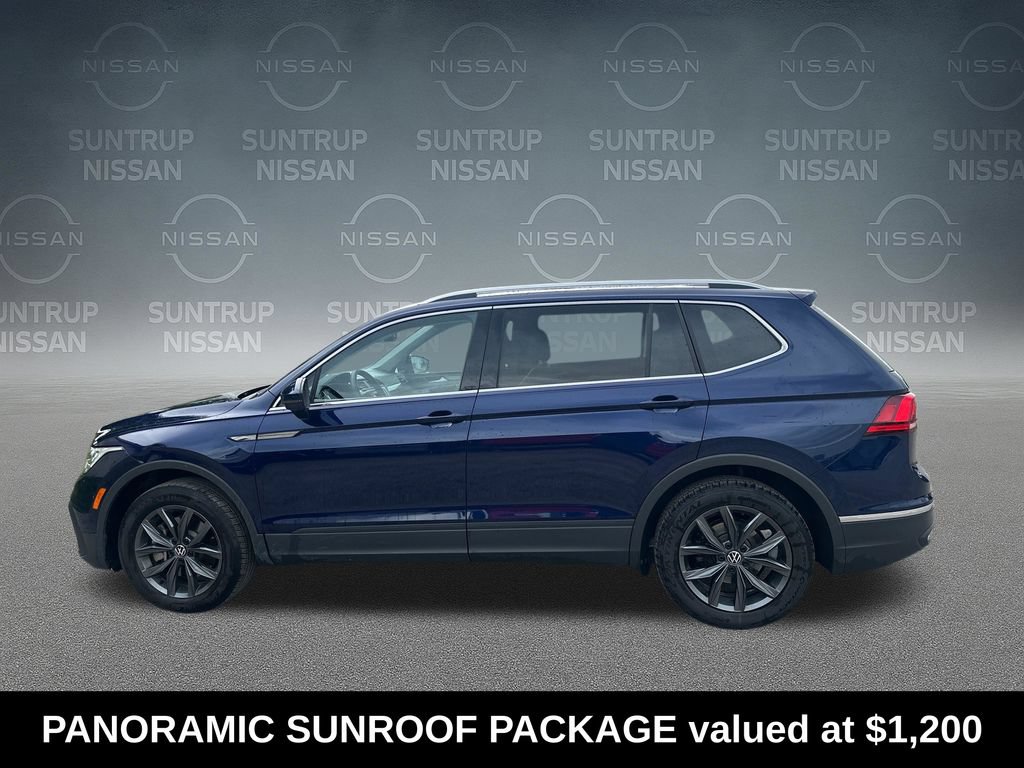 Used 2022 Volkswagen Tiguan SE w/ Panoramic Sunroof Package FWD image 2