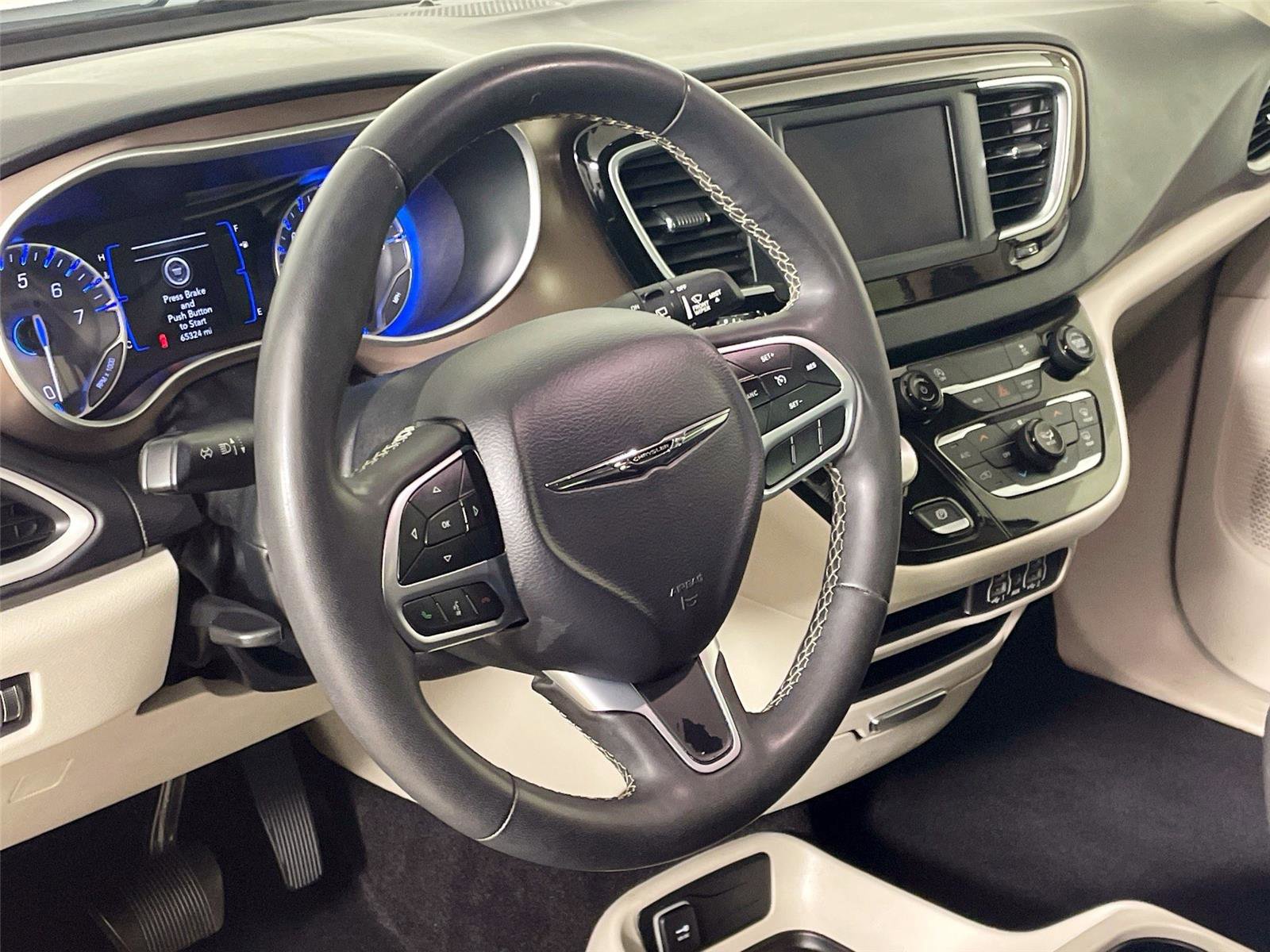 Used 2022 Chrysler Voyager LX image 18