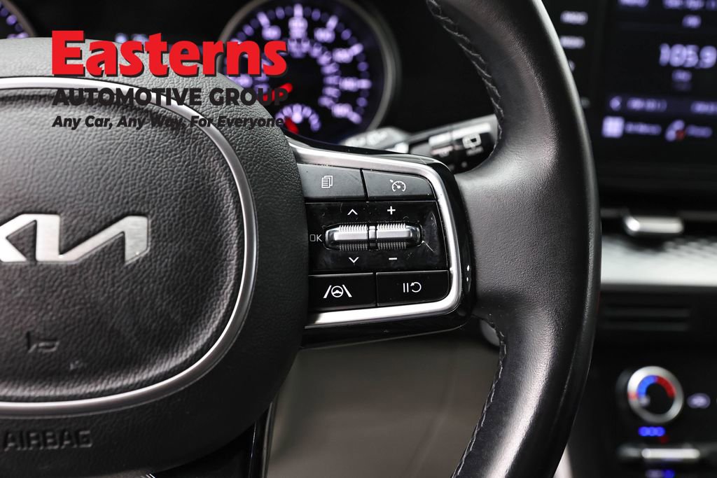 Used 2022 Kia Carnival LX image 16