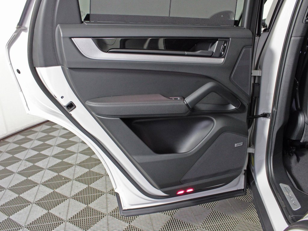 Used 2025 Porsche Cayenne E-Hybrid image 32