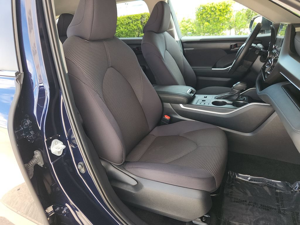 Used 2025 Toyota Highlander LE FWD image 17