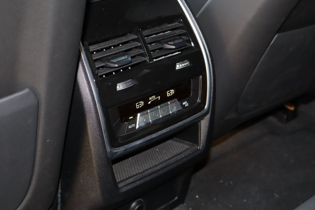 Used 2022 BMW X6 xDrive40i w/ Executive Package AWD/4WD image 18