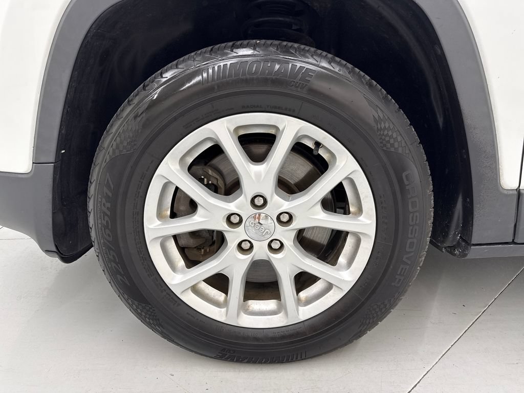 Used 2015 Jeep Cherokee Latitude w/ Cold Weather Group AWD/4WD image 9