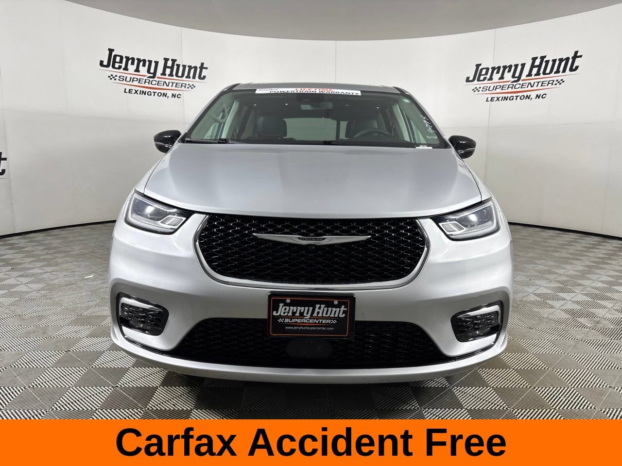 Used 2024 Chrysler Pacifica Limited FWD image 3