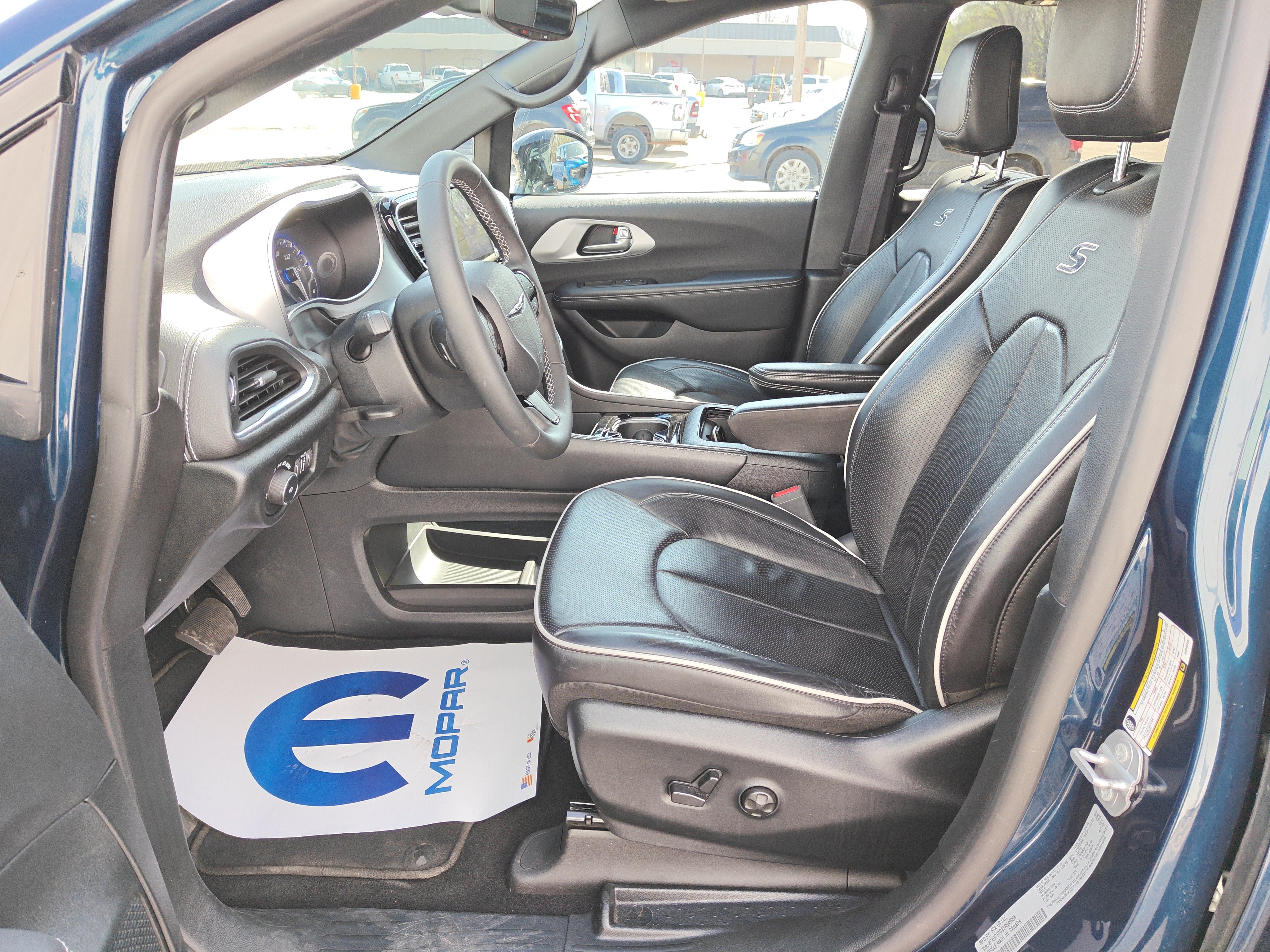 Used 2025 Chrysler Pacifica Limited FWD image 18