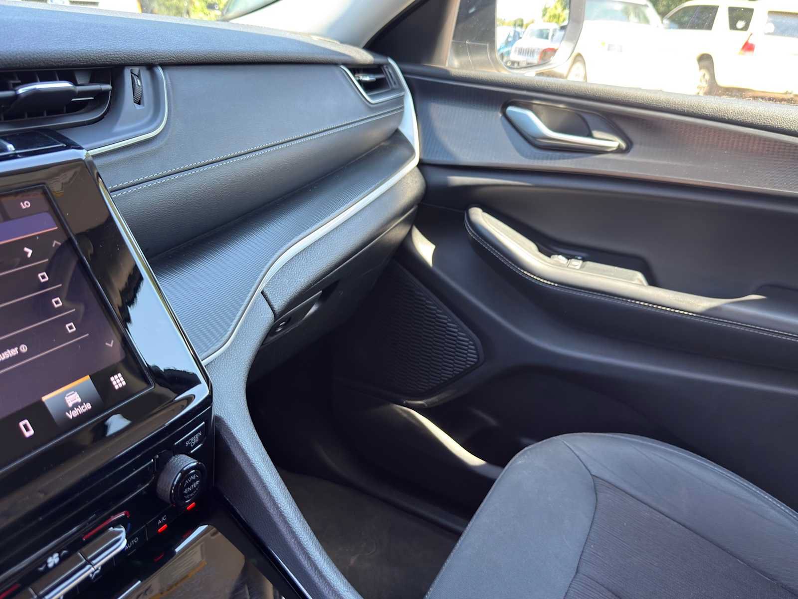 Used 2023 Jeep Grand Cherokee Laredo RWD image 18