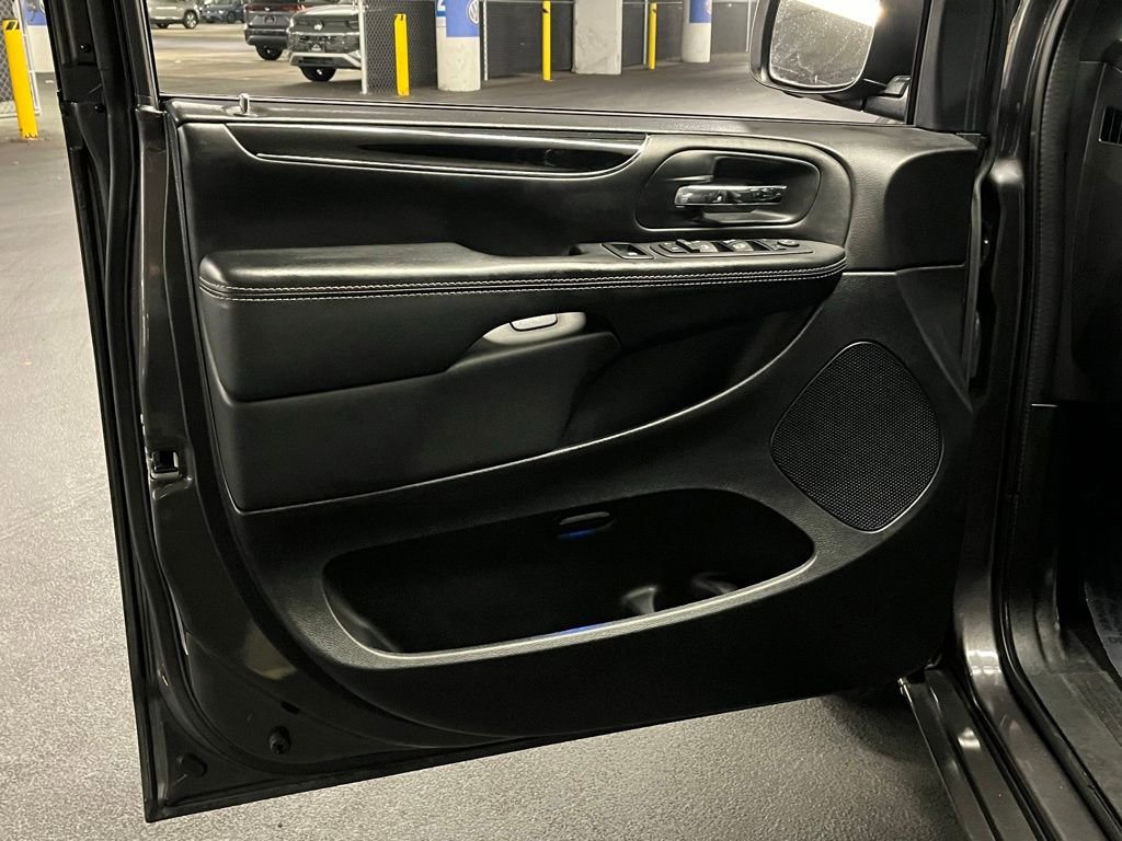 Used 2017 Dodge Grand Caravan SXT w/ Driver Convenience Group FWD image 15