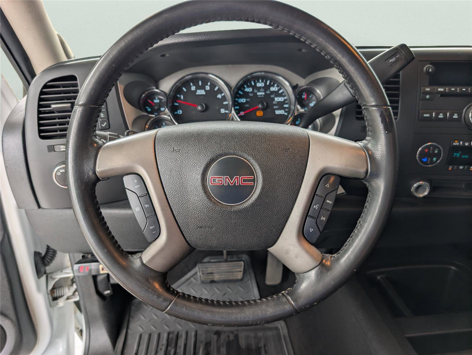 Used 2007 GMC Sierra 2500 SLE w/ EZ-Lift Tailgate Package RWD image 18