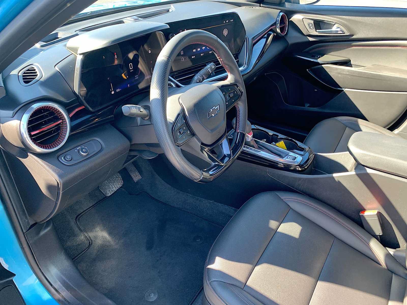 Used 2025 Chevrolet Trax RS w/ Sunroof Package FWD image 10