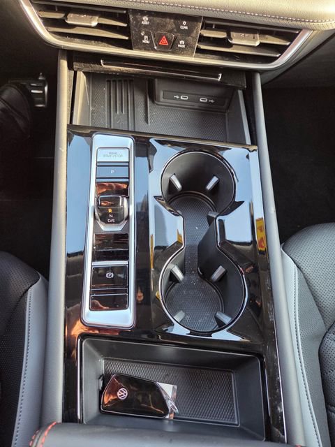 Used 2025 Volkswagen Atlas Peak Edition SE AWD/4WD image 17