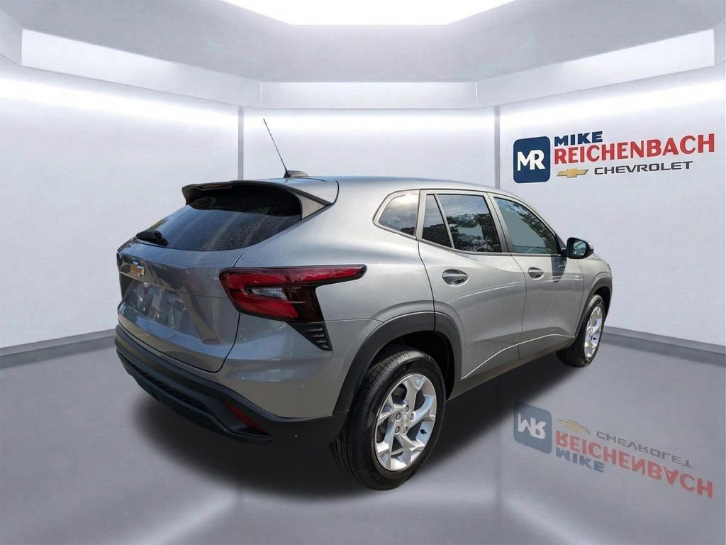 Used 2025 Chevrolet Trax LS w/ LS Convenience Package image 4