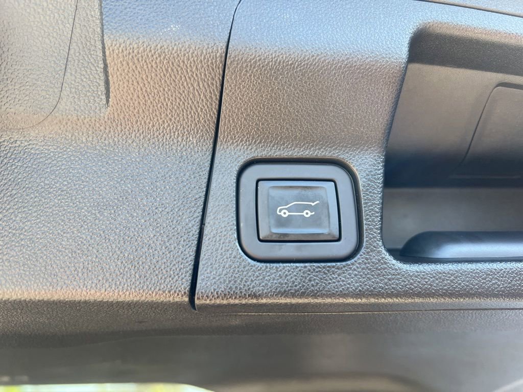 Used 2021 GMC Acadia AT4 w/ Technology Package AWD/4WD image 4