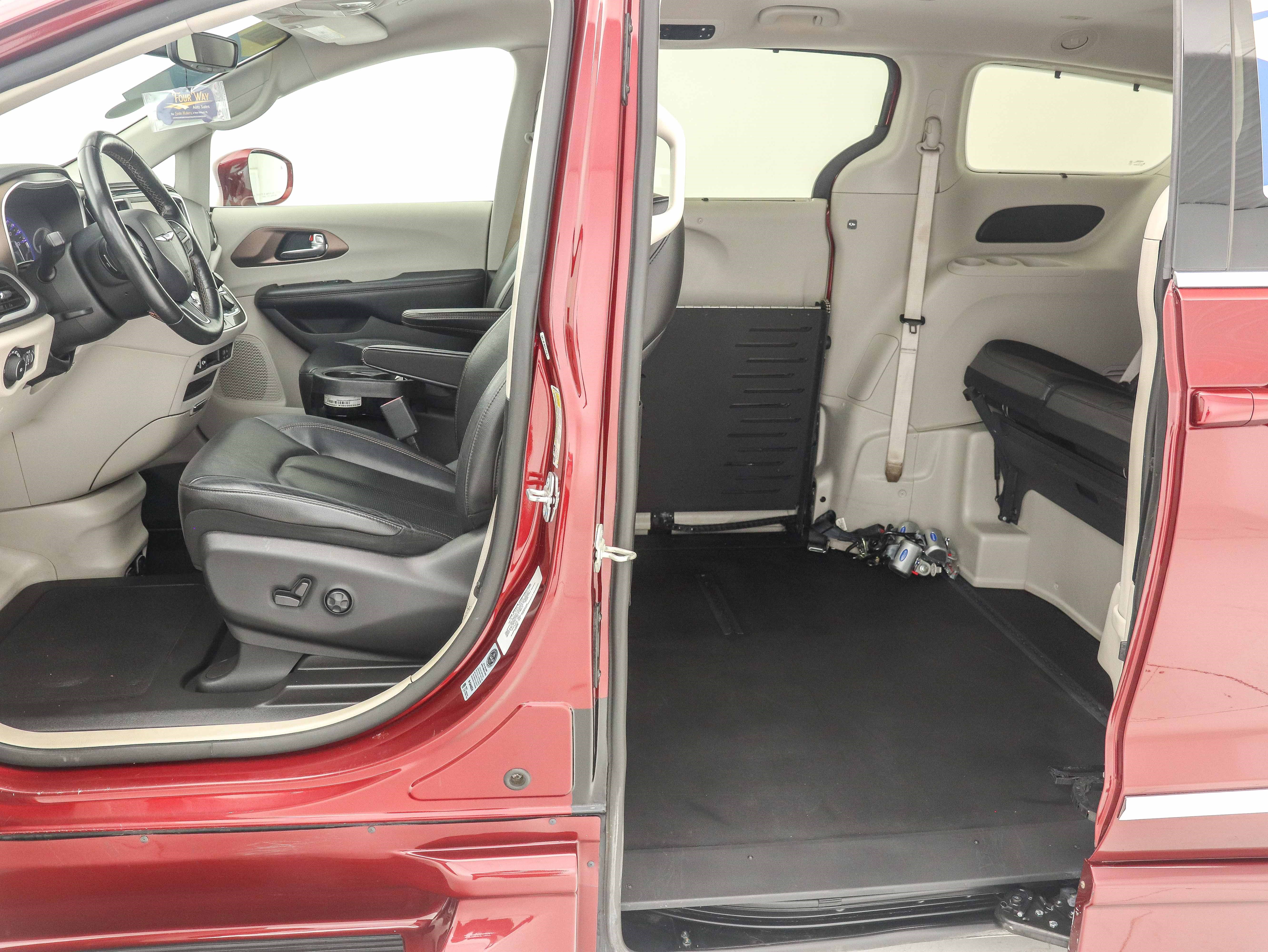 Used 2019 Chrysler Pacifica Touring-L image 19