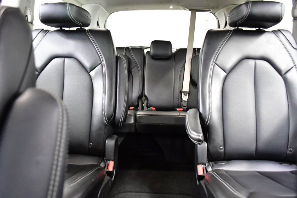 Used 2024 Chrysler Pacifica Touring-L FWD image 13