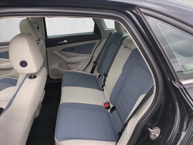 Used 2025 Volkswagen Jetta SE FWD image 18