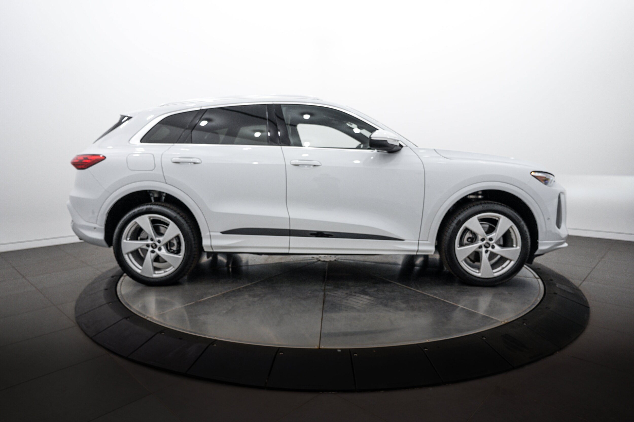 Used 2025 Audi Q5 Premium Plus w/ Premium Plus AWD/4WD image 3