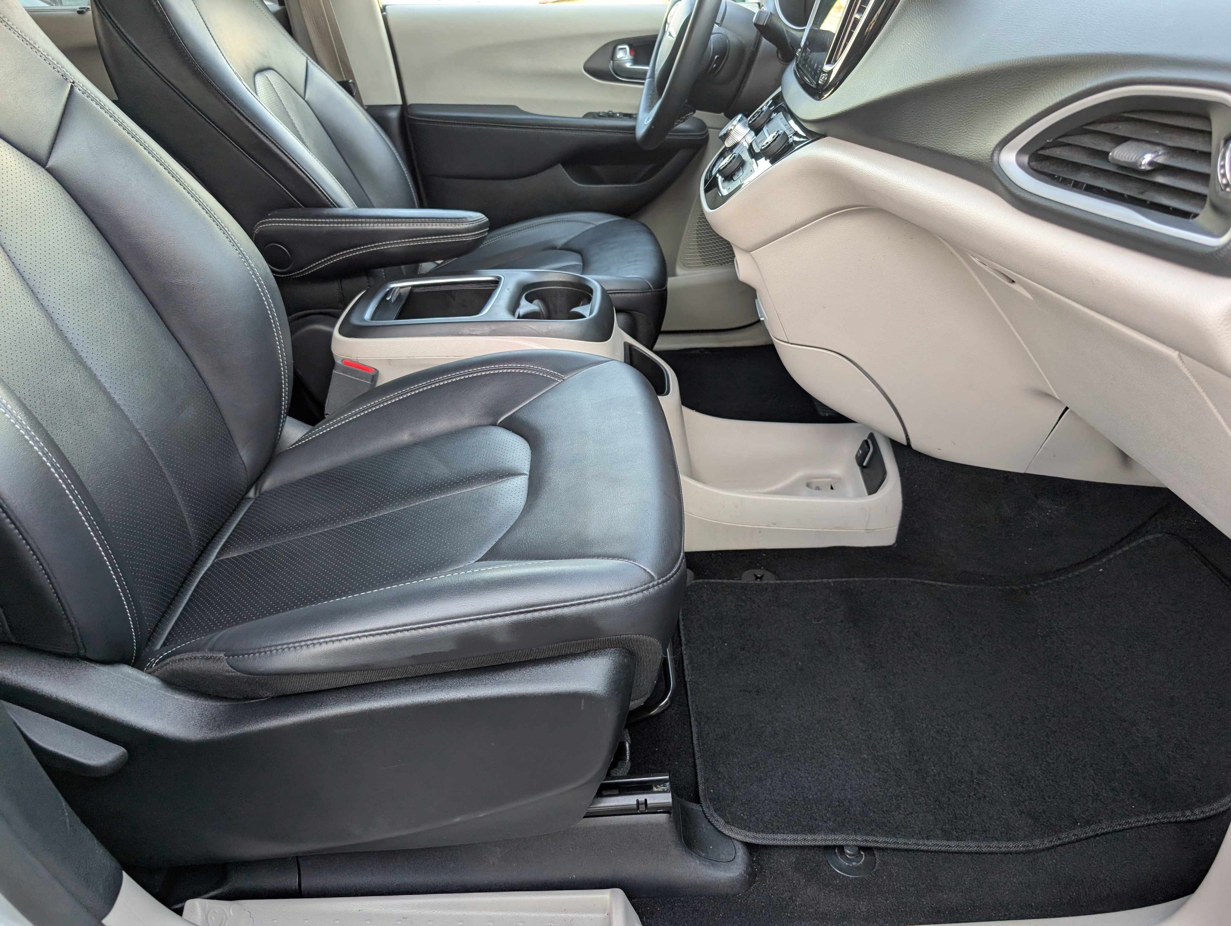 Used 2024 Chrysler Pacifica Touring-L image 27