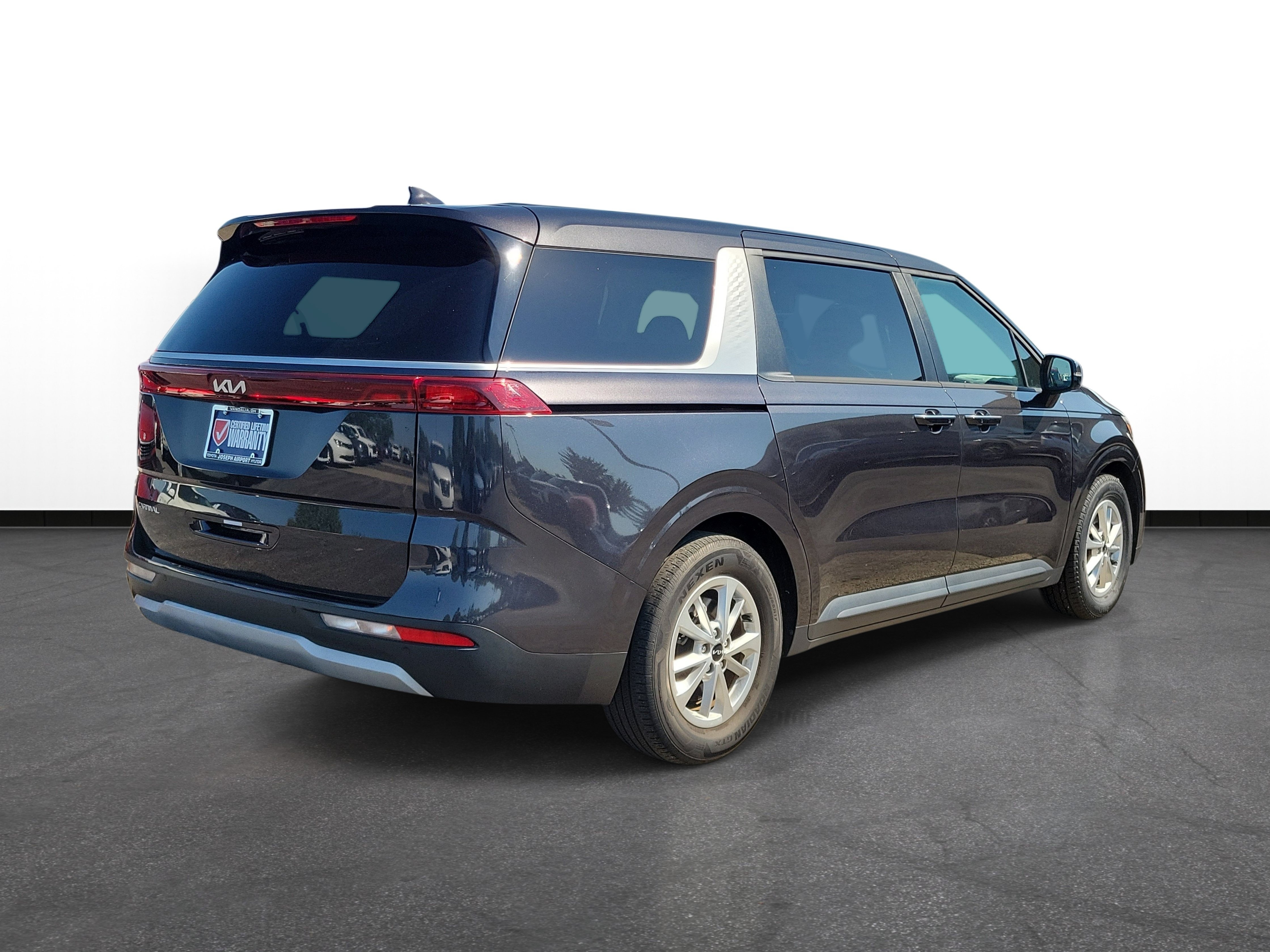 Used 2023 Kia Carnival LX FWD image 4