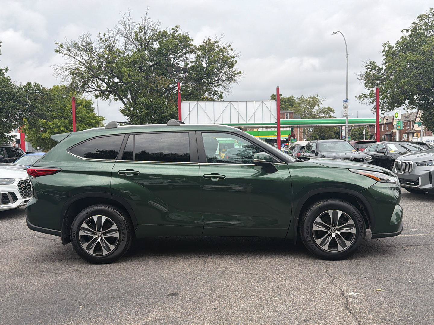Used 2023 Toyota Highlander XLE AWD/4WD image 4