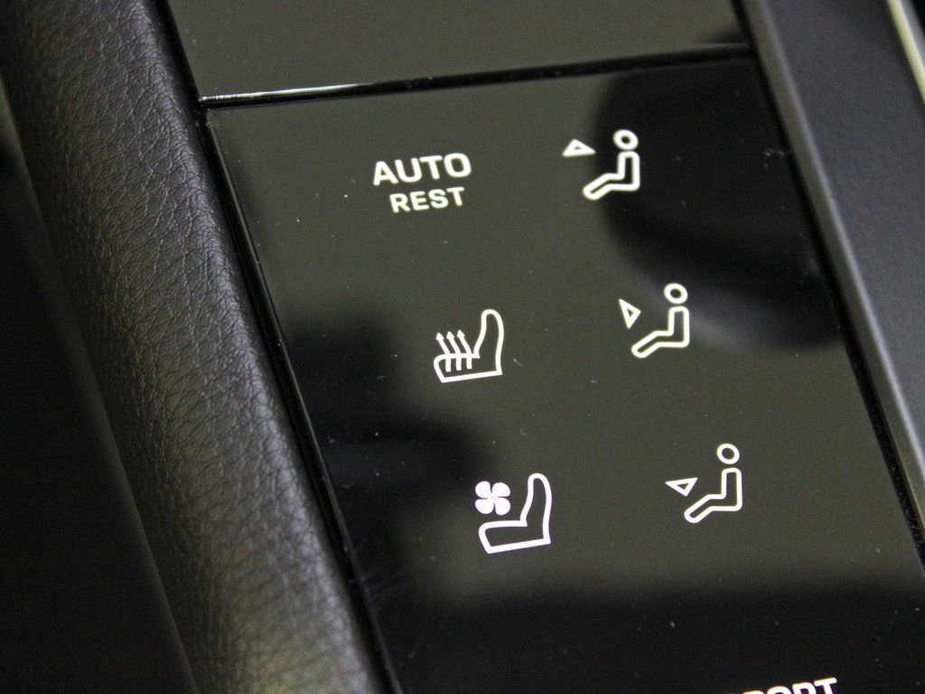 Certified 2026 Porsche Macan image 30