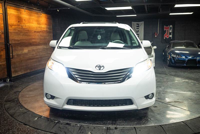 Used 2012 Toyota Sienna XLE image 4