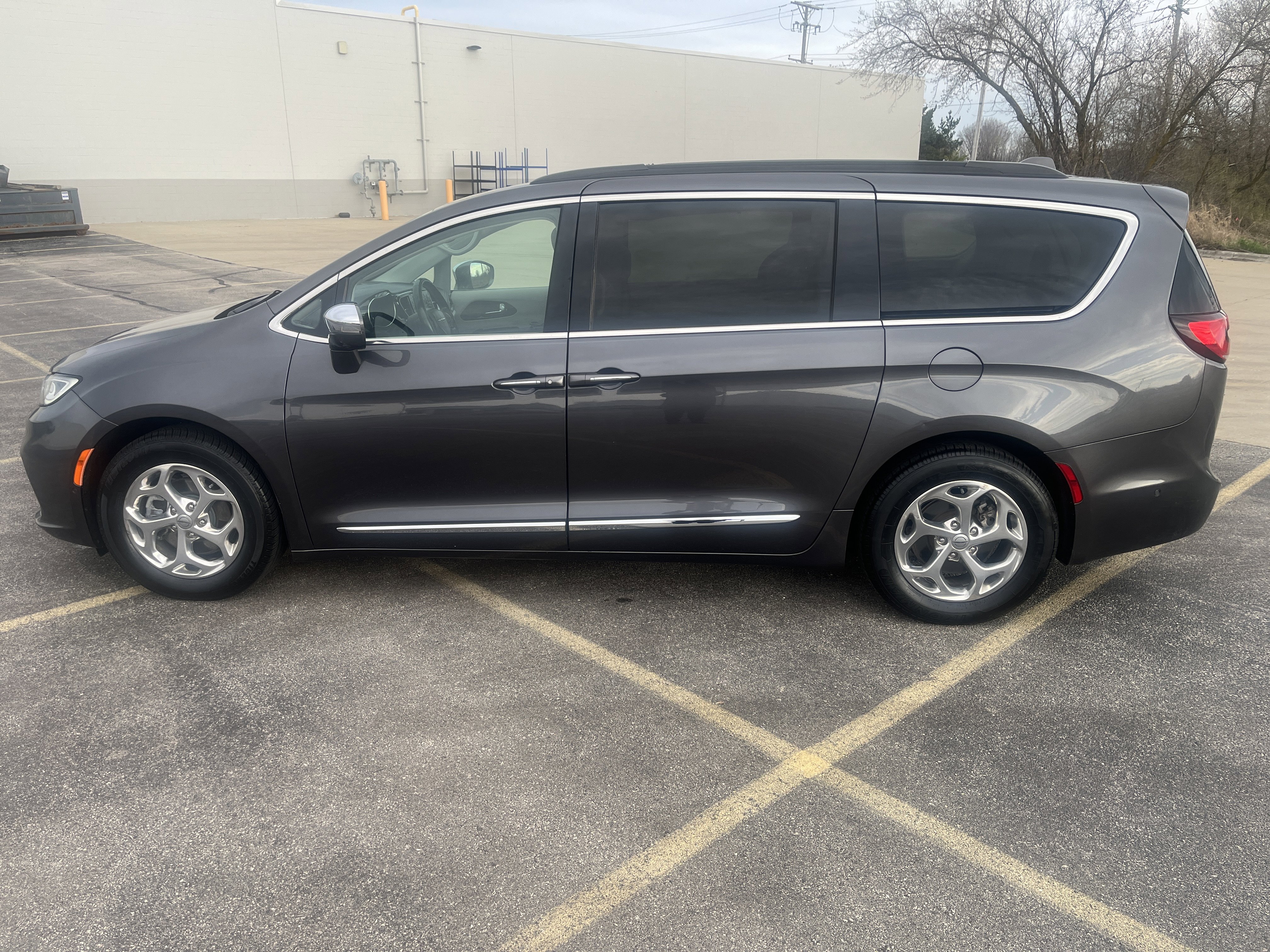 Used 2022 Chrysler Pacifica Limited FWD image 3