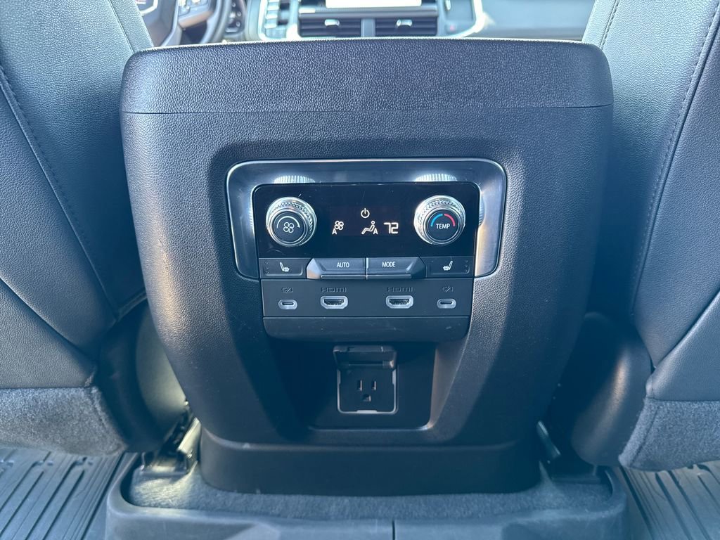 Used 2023 GMC Yukon SLT w/ SLT Luxury Package image 34
