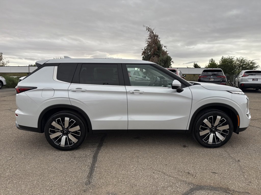 New 2025 Mitsubishi Outlander SE image 8