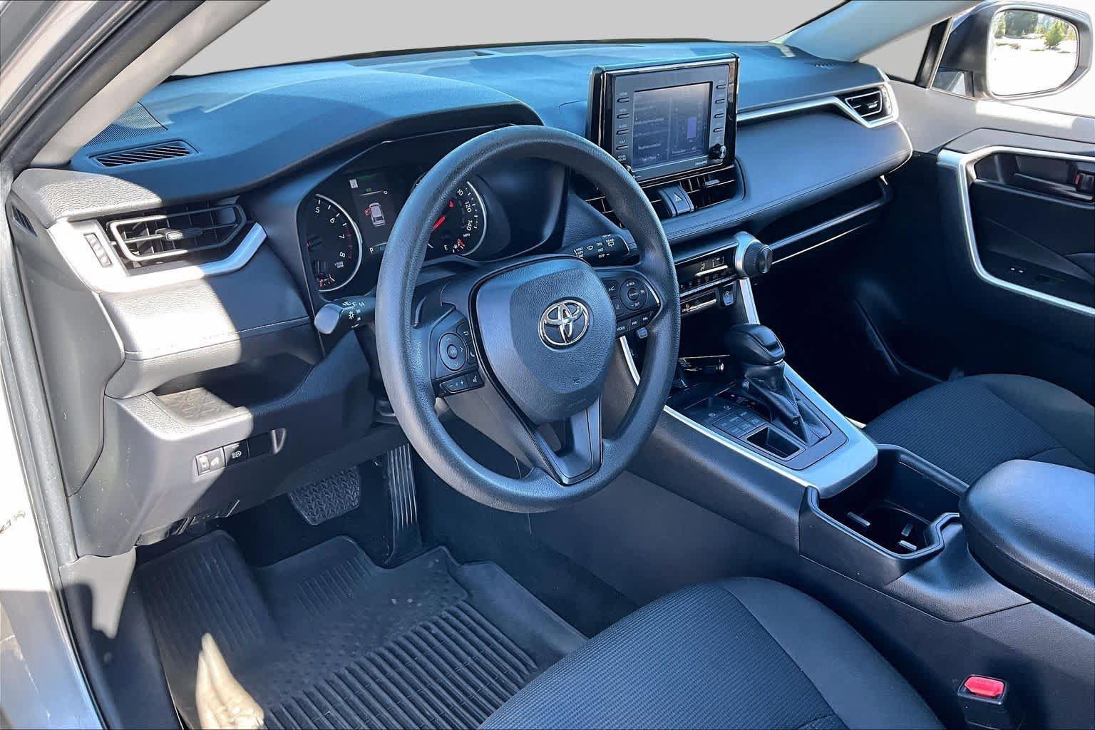 Used 2022 Toyota RAV4 LE AWD/4WD image 18