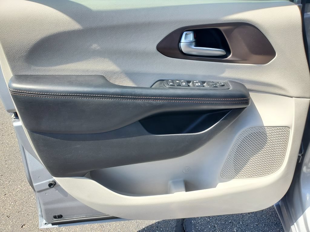 Used 2017 Chrysler Pacifica Touring FWD image 7