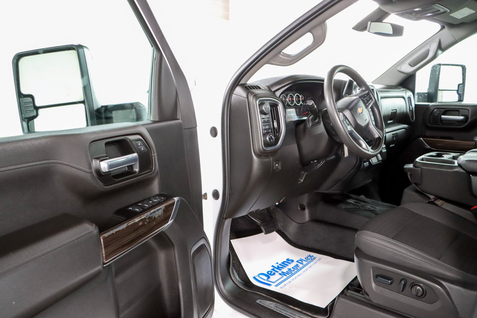 Used 2022 Chevrolet Silverado 2500 LT AWD/4WD image 3