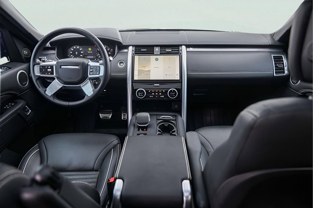 Used 2024 Land Rover Discovery Metropolitan Edition image 30