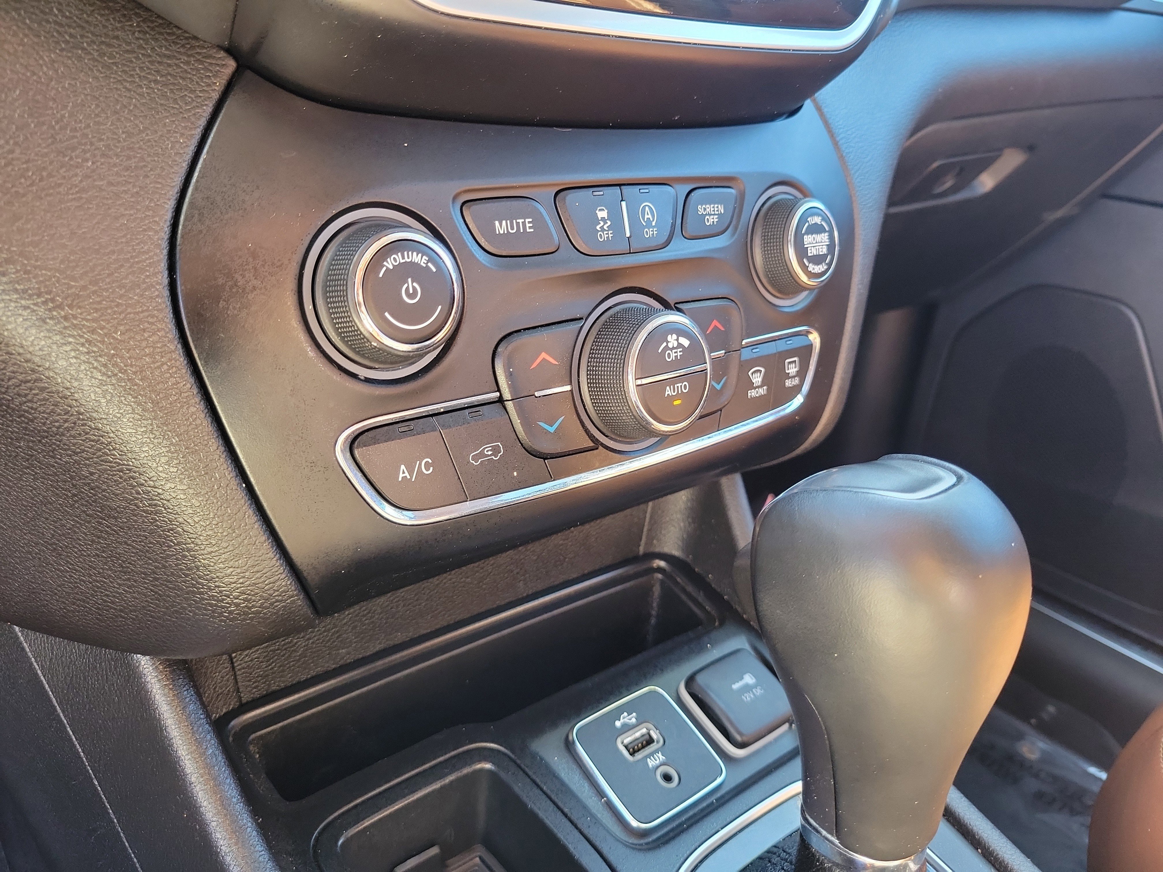 Used 2019 Jeep Cherokee Overland w/ Technology Group image 23